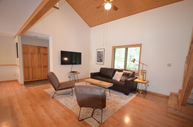 Building Photo - Extended Winter Rental!  Beautiful 3bed/2 ...