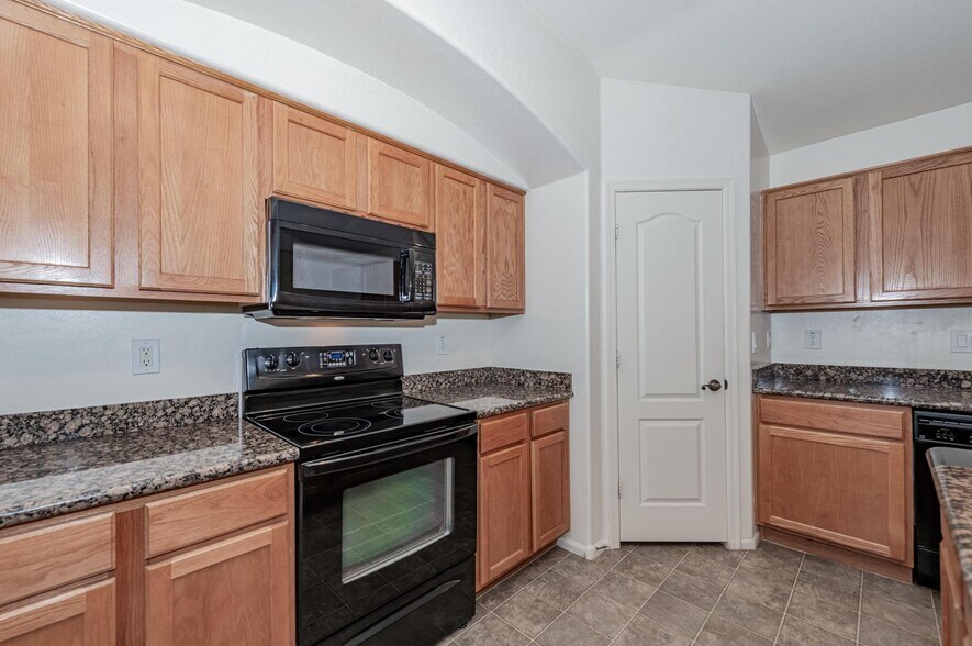 Building Photo - 17571 W Eugene Ter