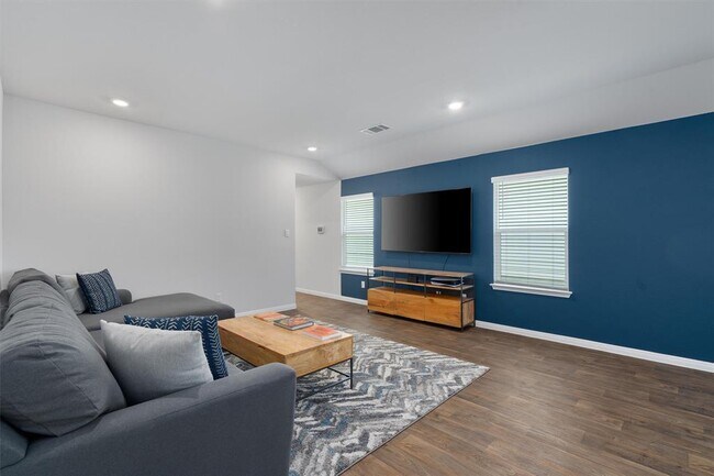 Building Photo - 318 Evergreen Sumac Lp