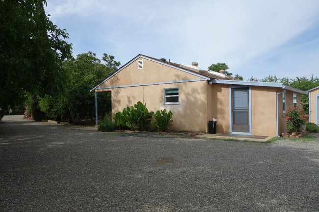 Building Photo - Cute Country Living!