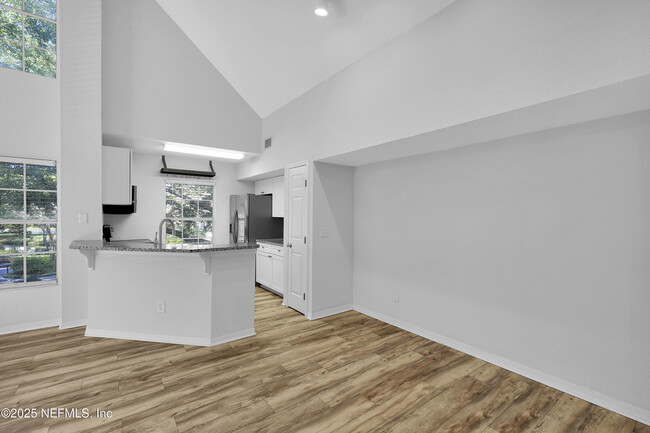 Building Photo - 13700 Richmond Park Dr N