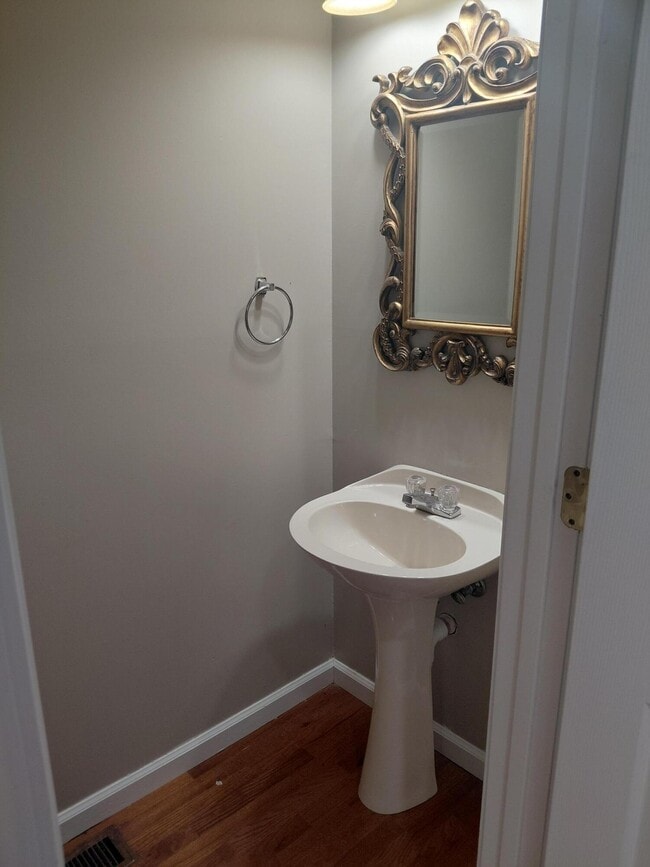Building Photo - 3507 Lakeside Ct
