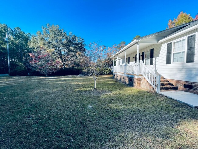 Building Photo - River living at its best! Cozy 3 Bedroom