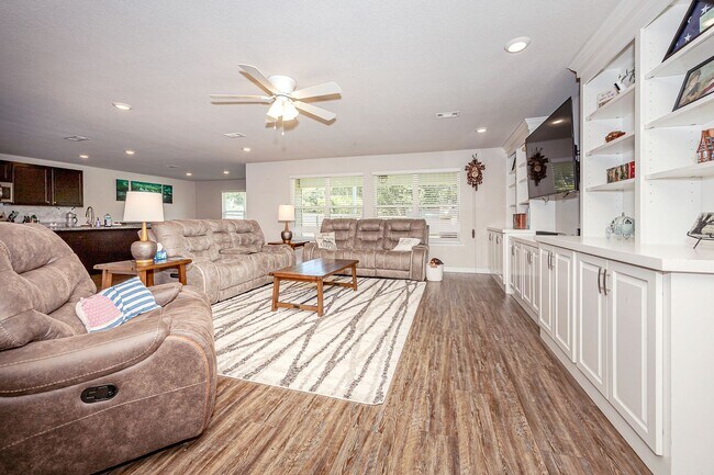 Building Photo - 9125 Bellewood Dr