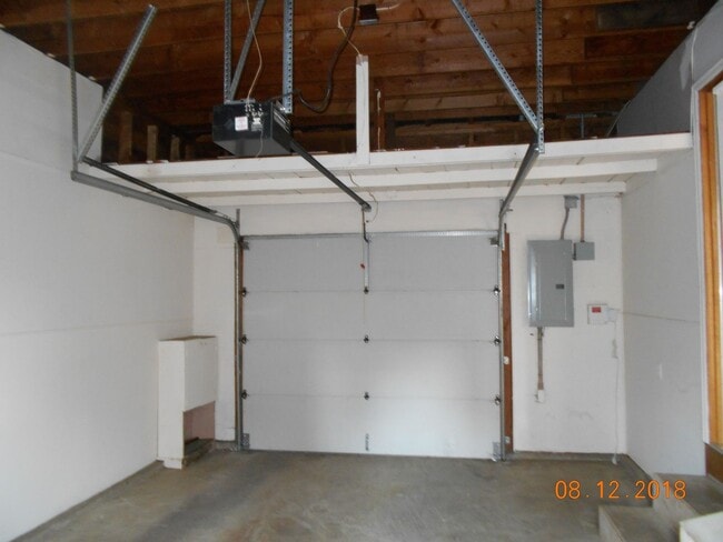 Building Photo - 140 SW Daniels St