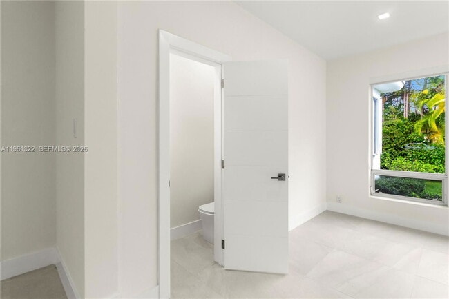 Building Photo - 1261 NE 98th St