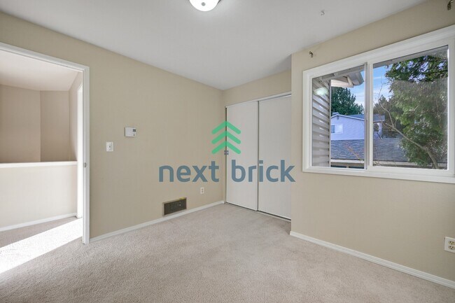 Building Photo - A Cozy 3 Bedroom and 2.5 Bathroom Property