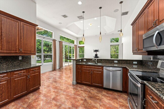 Building Photo - 7140 Pinecreek Way