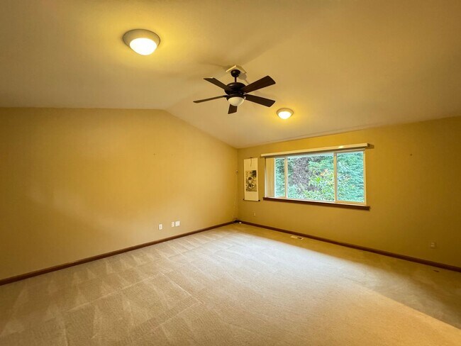 Building Photo - Spacious 4-Bedroom Home for Rent in Woodinville