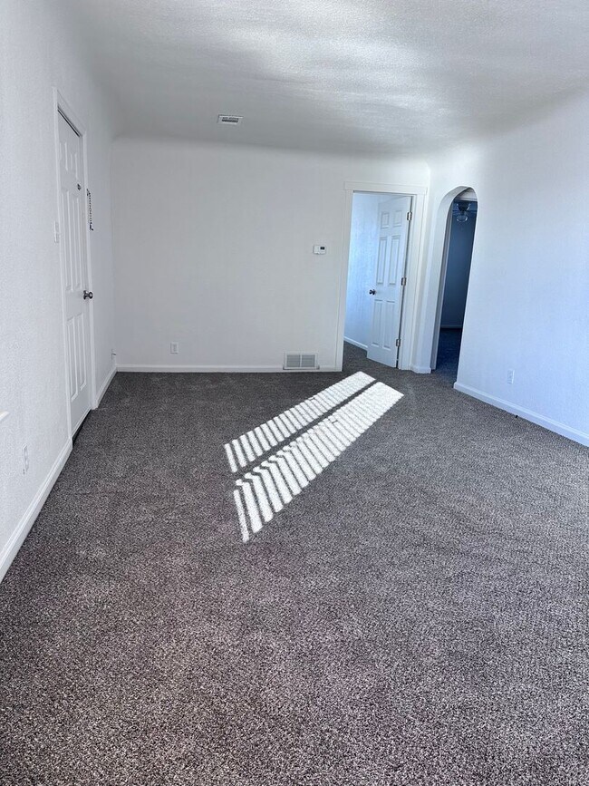 Building Photo - Beautifull 2 bedroom home avail in June