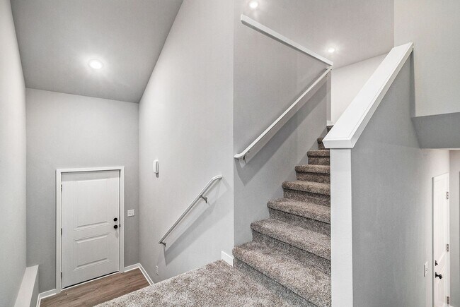 Building Photo - Like New 5 Bedroom - Close to the lake!