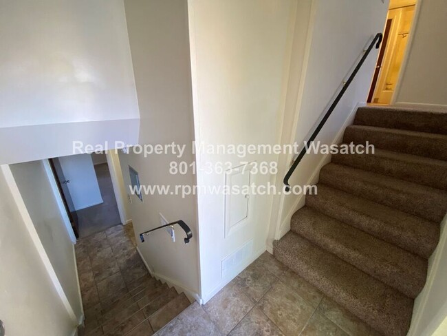 Building Photo - Spacious 3 bedroom, 1.5 bathroom condo in ...