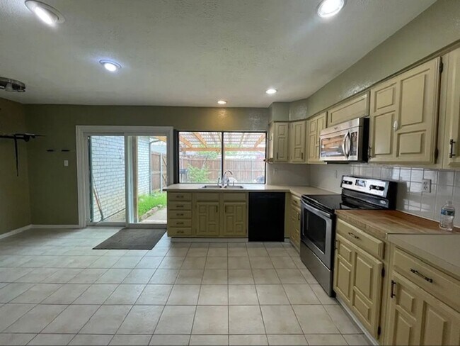 Building Photo - 3404 Livingston Ln