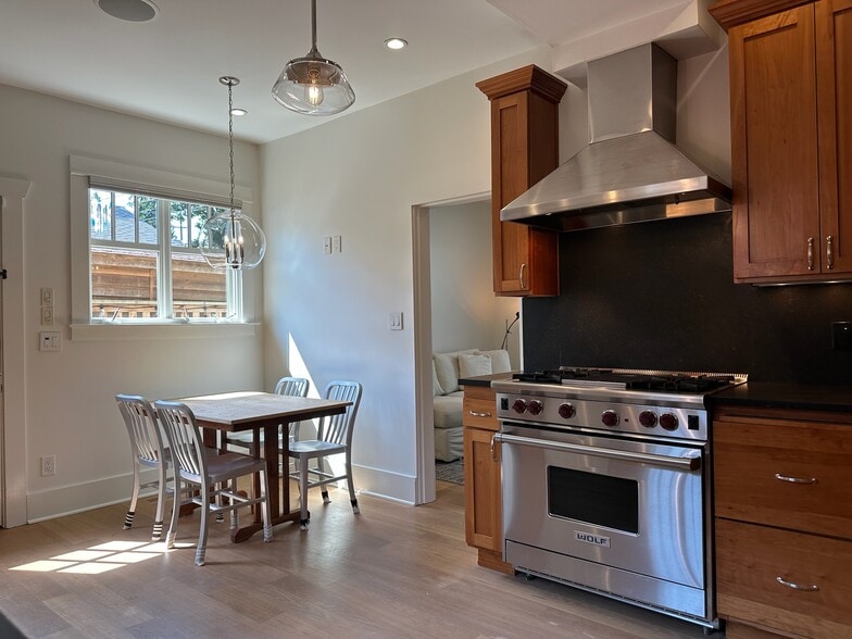 E - 211 W Boston St