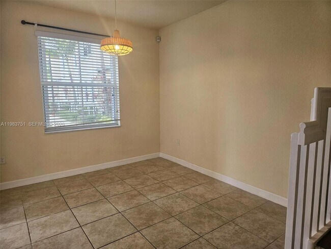 Building Photo - 142 SE 28th Ter