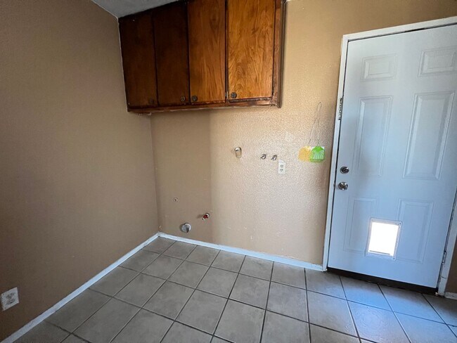 Building Photo - 419 W Wilson Ave