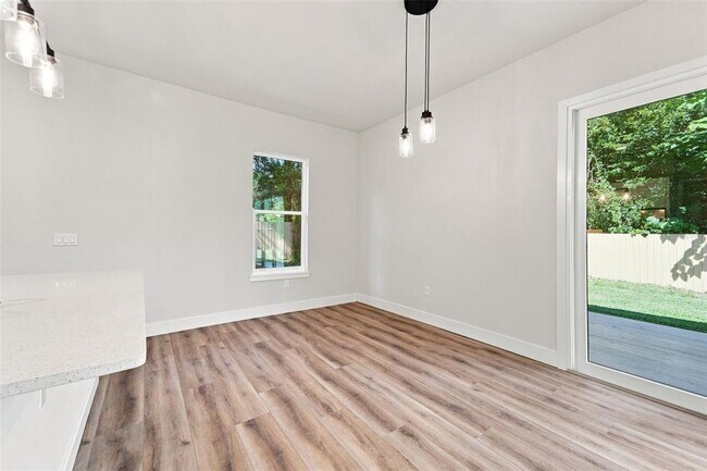 Building Photo - 561 N Thompson Rd