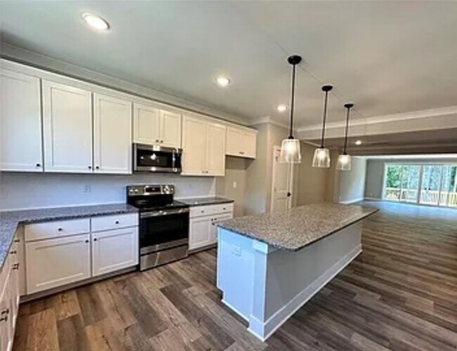 Building Photo - End-Unit Townhome w/3BR + 2-Car Garage + Balcony