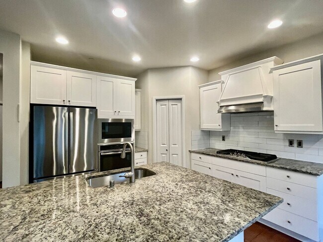 Building Photo - Spacious 5-Bedroom Home for Rent in Kenmore