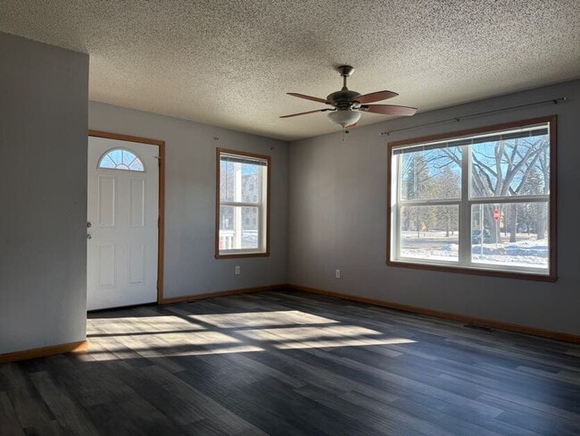 Building Photo - 819 5th St S