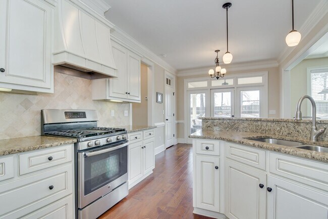 Building Photo - Gorgeous 5-Bedroom 3.5 Bath Home