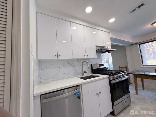 Building Photo - 513 Edison Glen Terrace