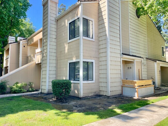 Building Photo - 1645 Pyrenees Ave