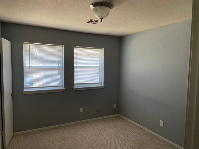 Building Photo - 1901 E Lindsey St