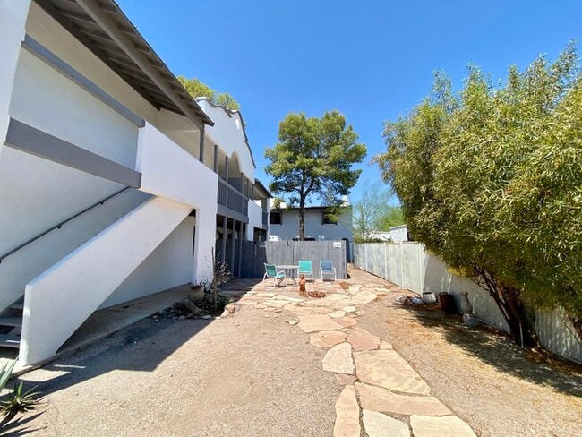 Building Photo - Available October 11th! 2 Bedroom 1.5 Bath...