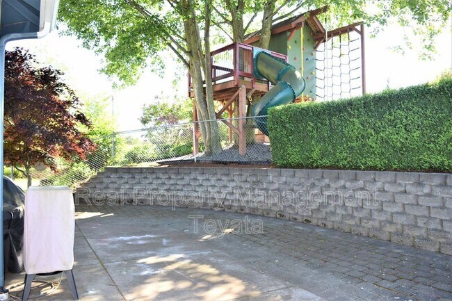 Building Photo - 6139 N Beulah Ave