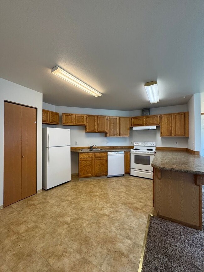 Building Photo - 907 E White Birch Ave