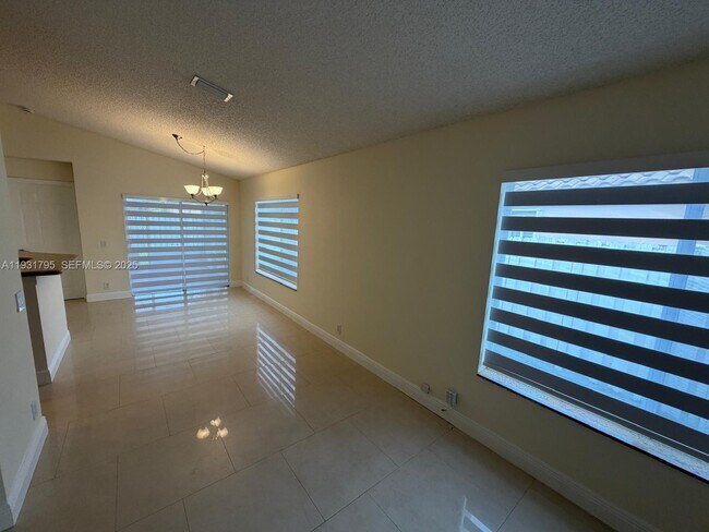 Building Photo - 1525 Estancia Cir