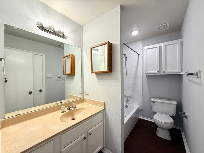 Building Photo - 1020-1022 Vera Court