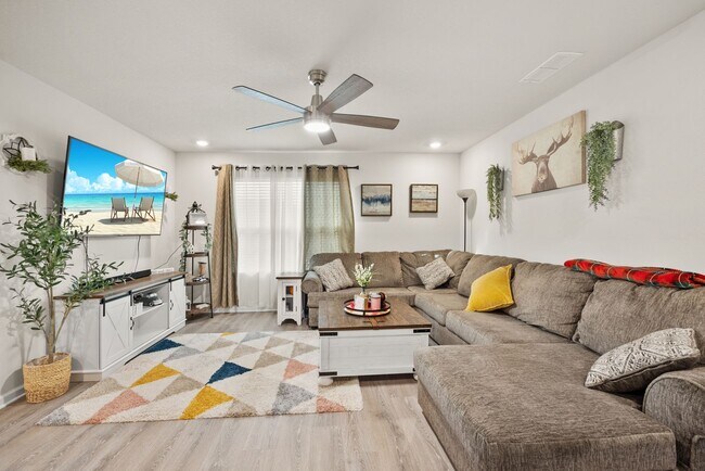 Building Photo - 4/2 Stunning Brick Home with community pool in Crestview