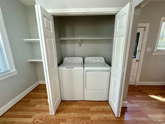 Building Photo - Newly Renovated 2 Bedroom 1 Bathroom Home