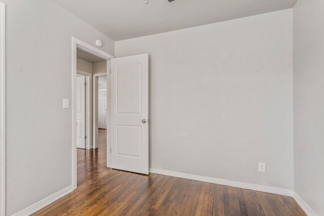 Building Photo - Live/work One Bedroom with Study in Plaza ...