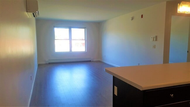 Building Photo - 3rd Floor One Bedroom Apartment with Abund...