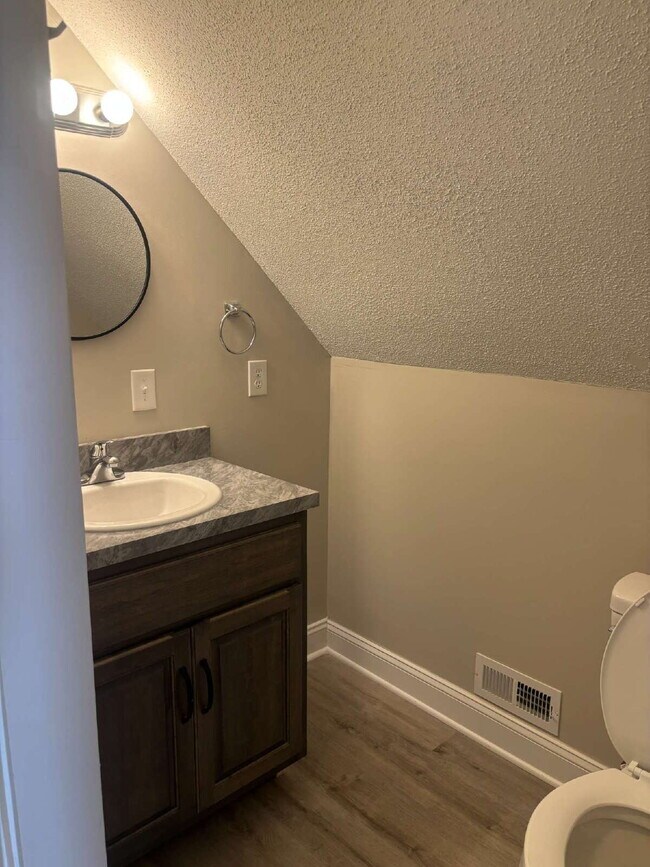 Building Photo - UNIQUE !  3-Bed Home with Scenic Views in ...