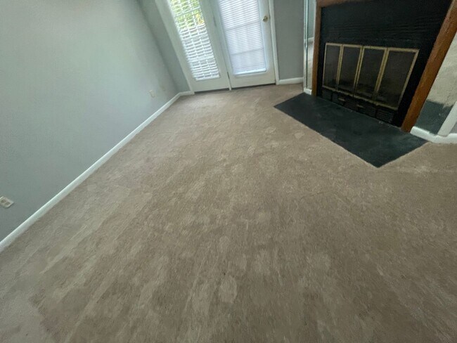 Building Photo - UPPER LEVEL SINGLE STORY CONDO IN HOLLAND ...