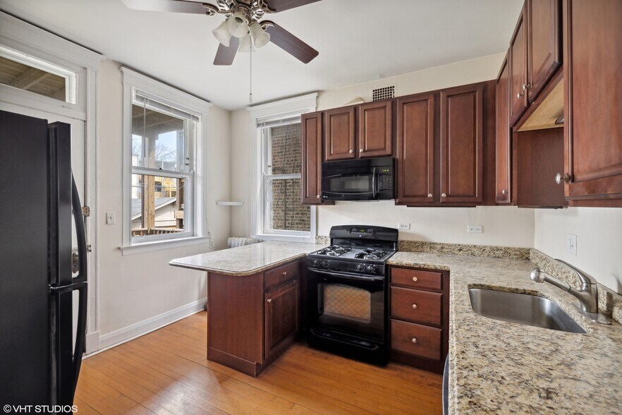 Building Photo - 1444 W Berwyn Ave