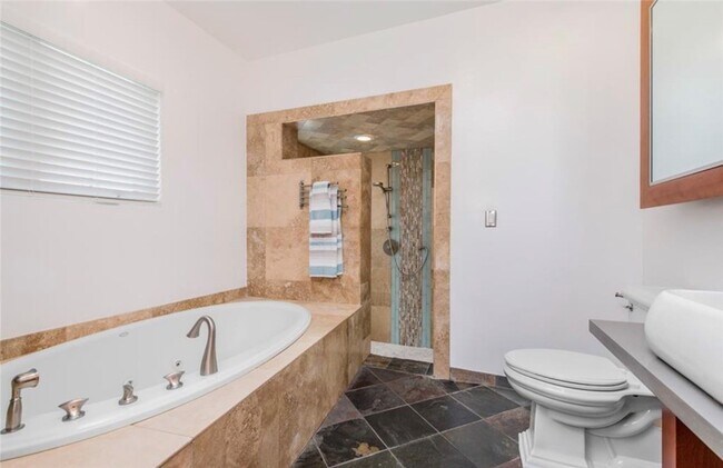 Building Photo - 3316 Crest Dr
