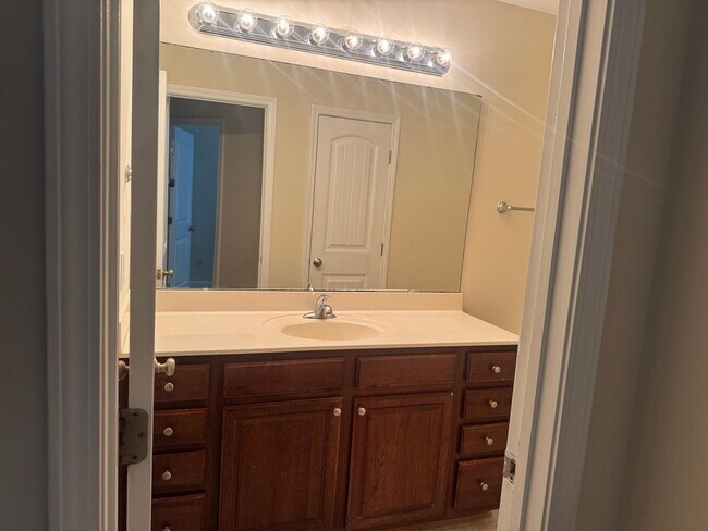 Building Photo - Charming 4br/2.5ba in SE Raleigh, Avail Now!