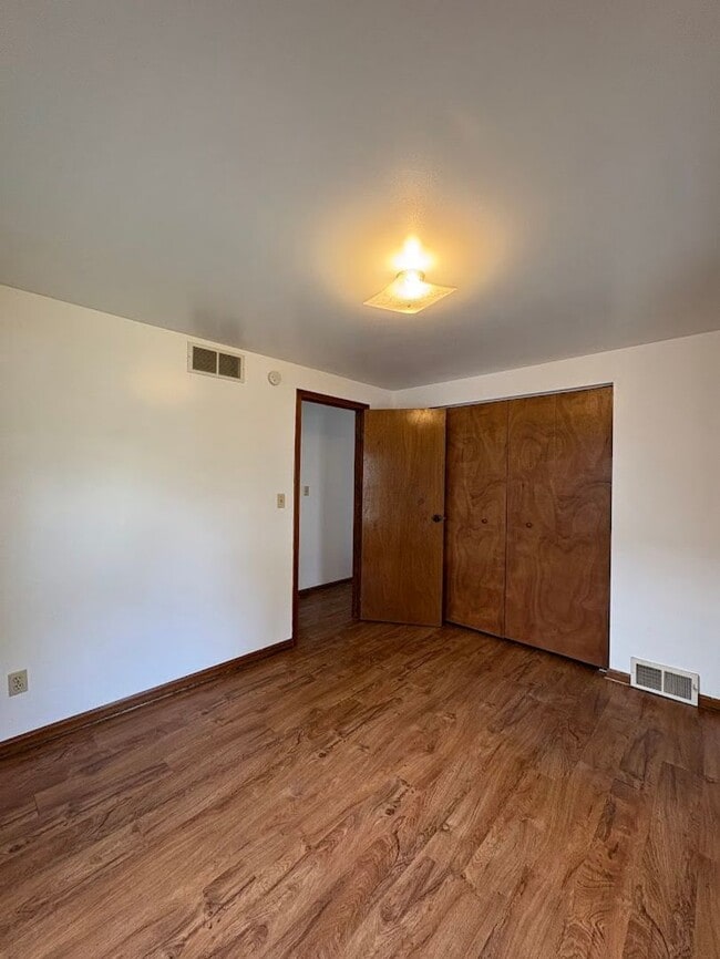 Building Photo - Three bedroom one bathroom home for rent