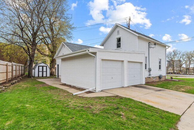 Building Photo - 457 Ahnaip St