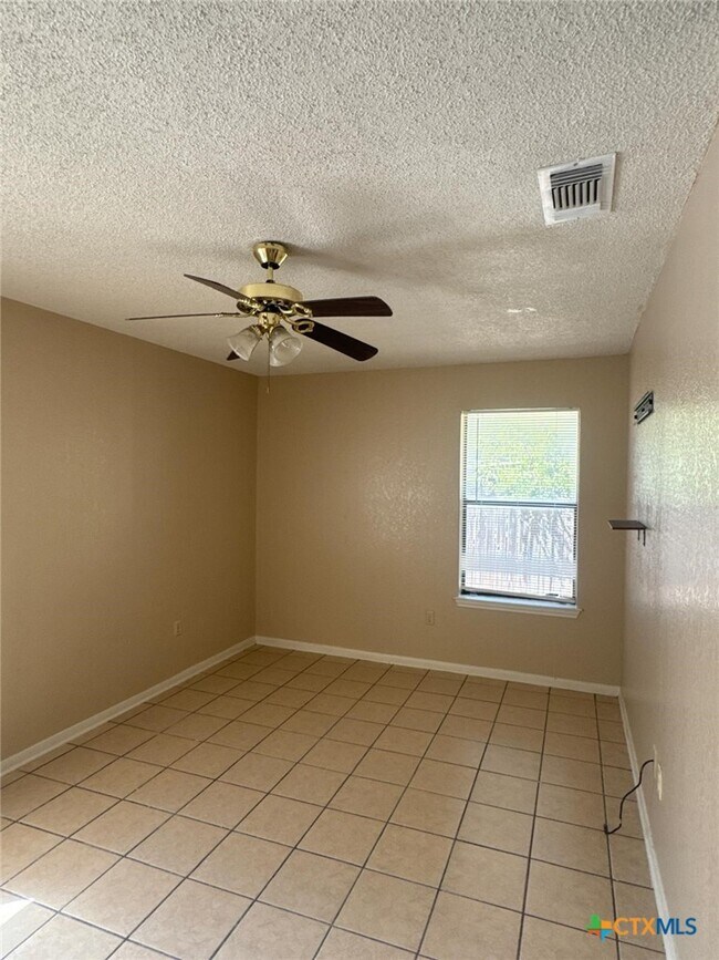 Building Photo - 213 Blanket Dr