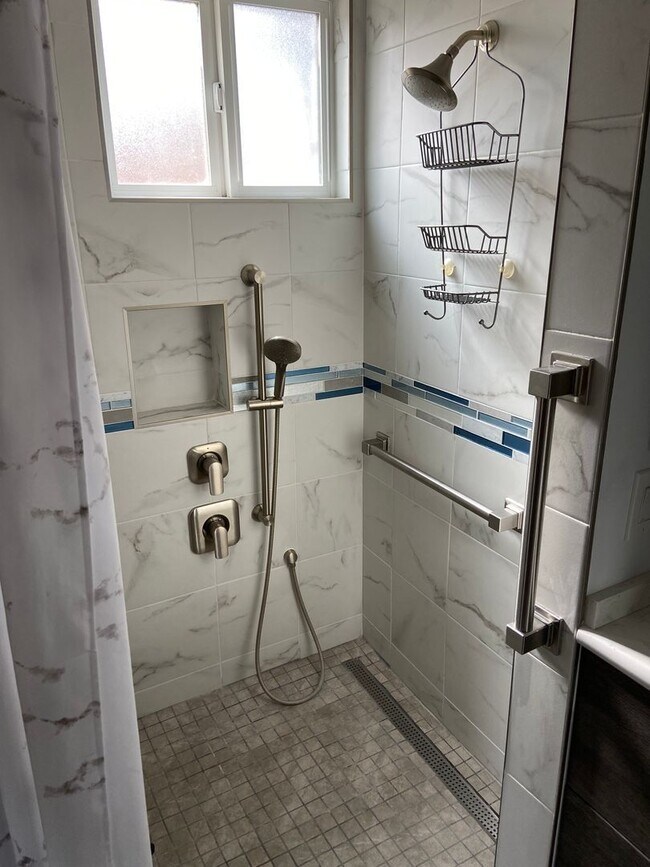 Building Photo - Beautiful, Updated 4 Bed, 3 Bath in the Heart of Clairemont with Canyon Views!!