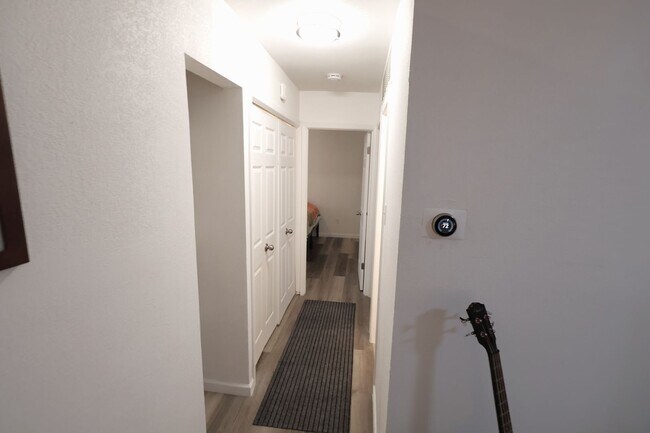 Building Photo - 1015 E Yager Ln
