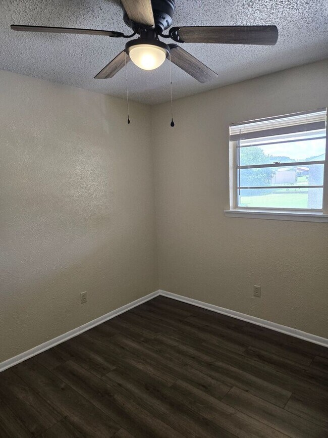 Building Photo - 612 Sunset Ln