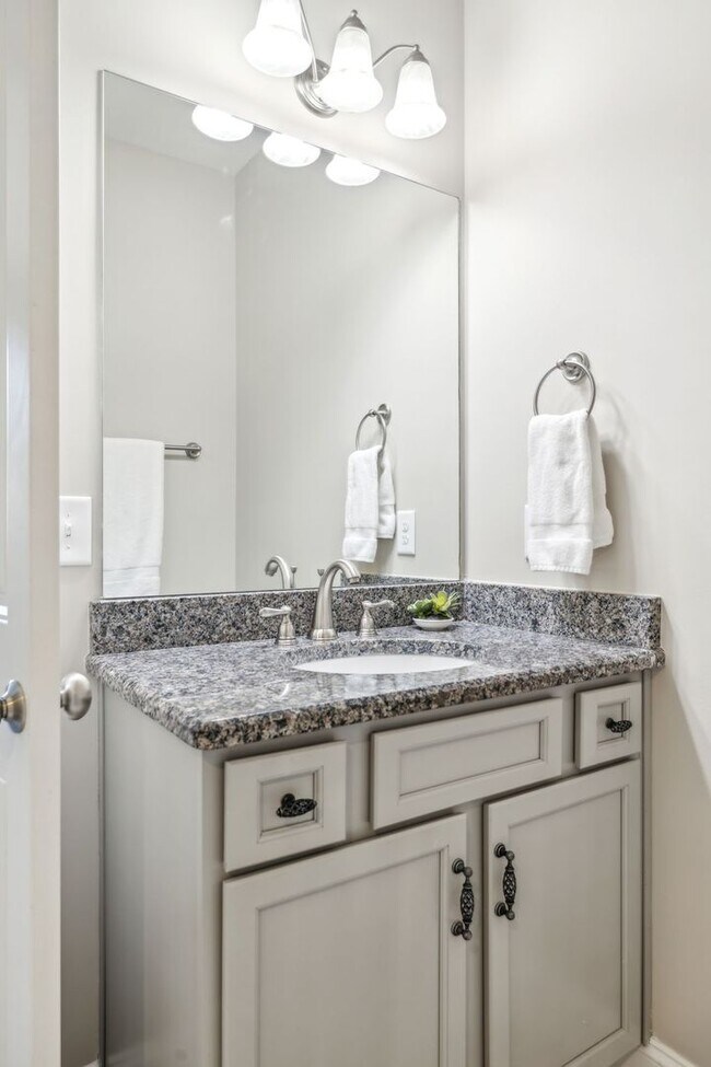 Building Photo - 3 BR/2.5 BA Luxury Townhome