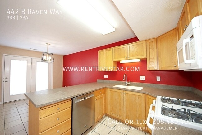 Building Photo - Townhome Available in Chubbuck! Visit rent...